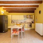 villa-con-piscina-nelle-langhe-e-barolo-sala-pranzo